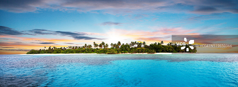 美丽的日落热带岛屿图片素材