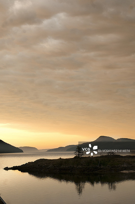 在美国华盛顿州圣胡安群岛的虎鲸岛东岸的日出图片素材
