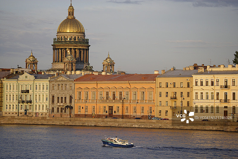 圣以撒大教堂和圣彼得堡的涅瓦河图片素材