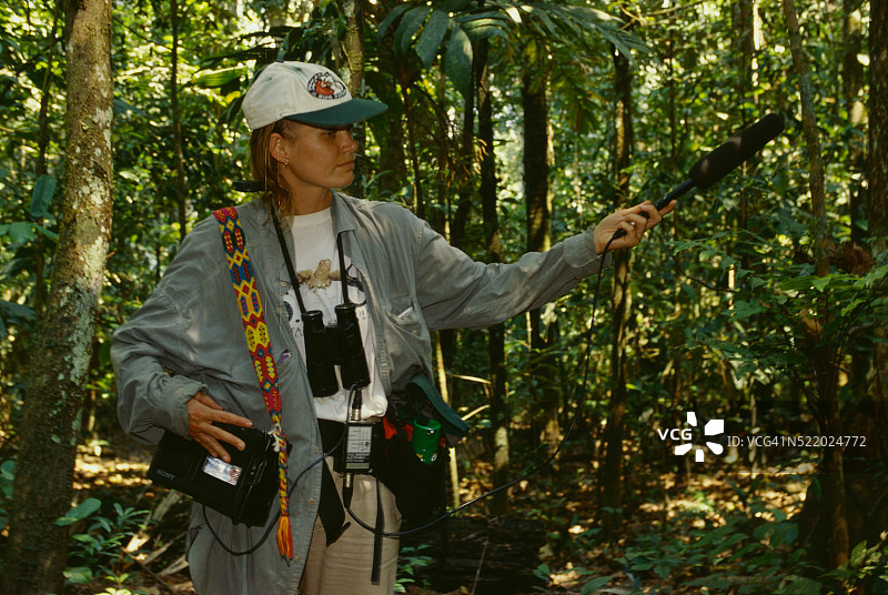 巴西研究人员正在记录鸟鸣图片素材