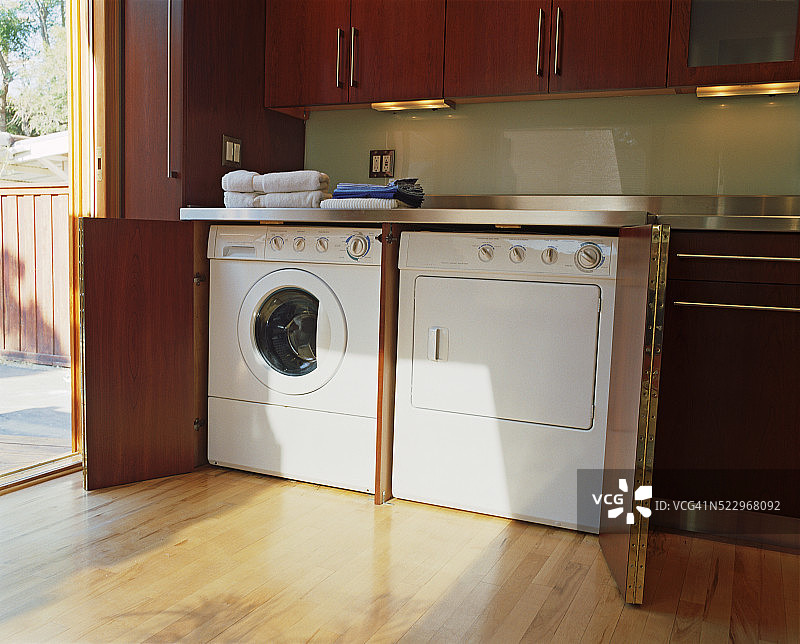 厨房角落有洗衣机和烘干机图片素材