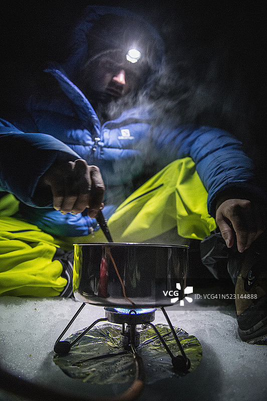 滑雪旅游用野营炊具做饭图片素材