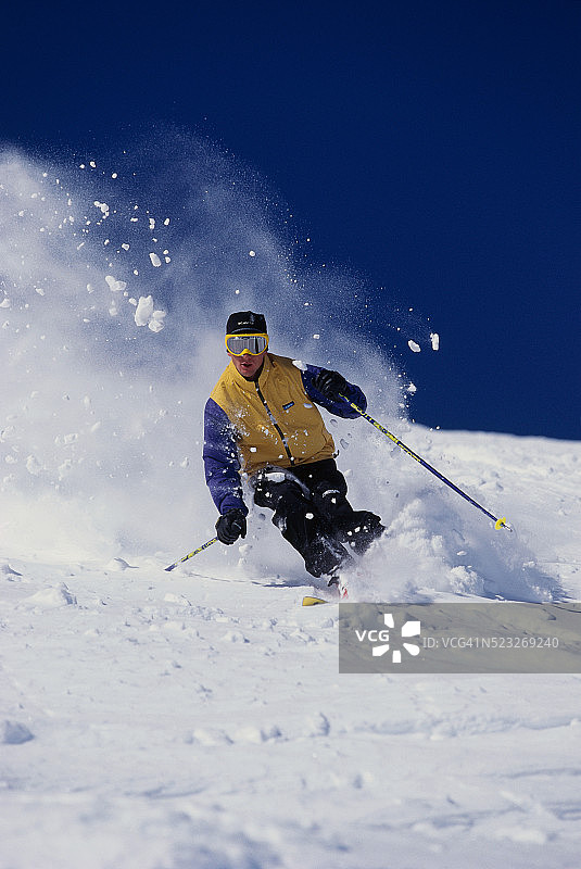 滑雪者在粉雪中滑雪图片素材