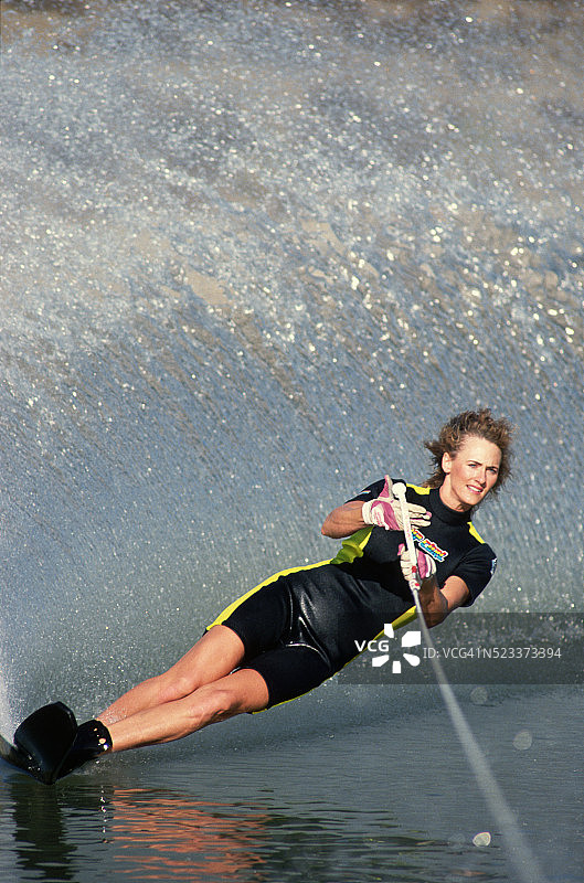 Jennifer Leachman在峡谷湖滑雪图片素材