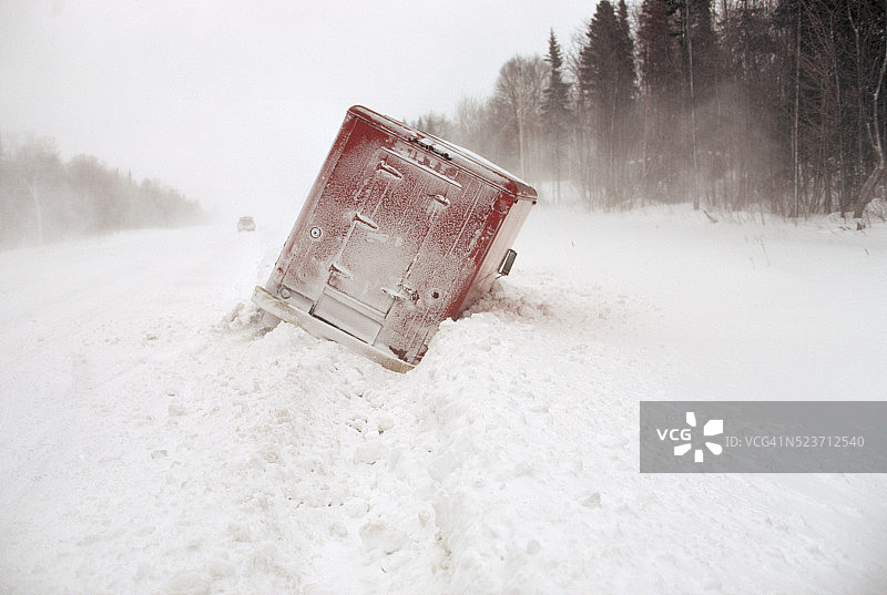 卡车被困在雪地里图片素材