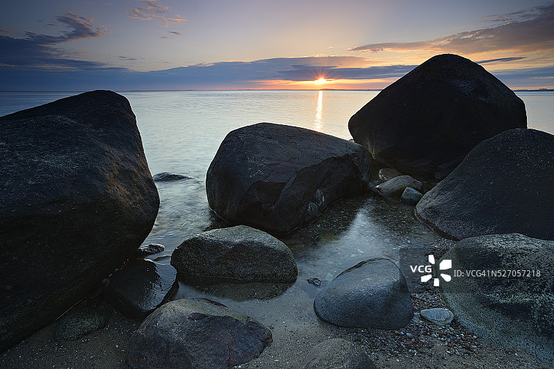 日落时分，德国鲁根岛，宁静的海景，巨大的巨石图片素材