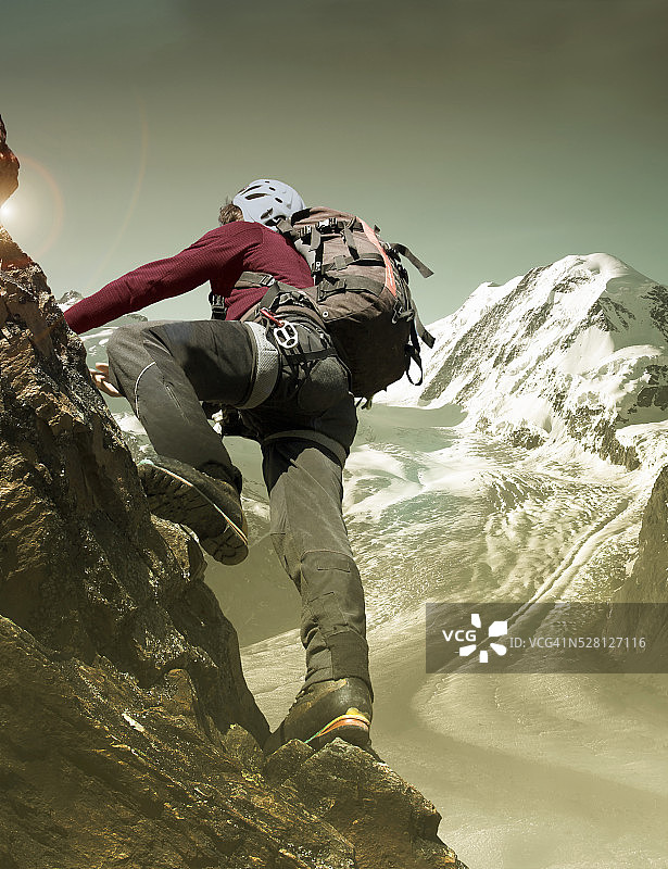瑞士策马特州瓦莱州的罗莎山，一名男子正在登山图片素材