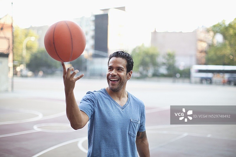 一个男人用手指拿着篮球图片素材