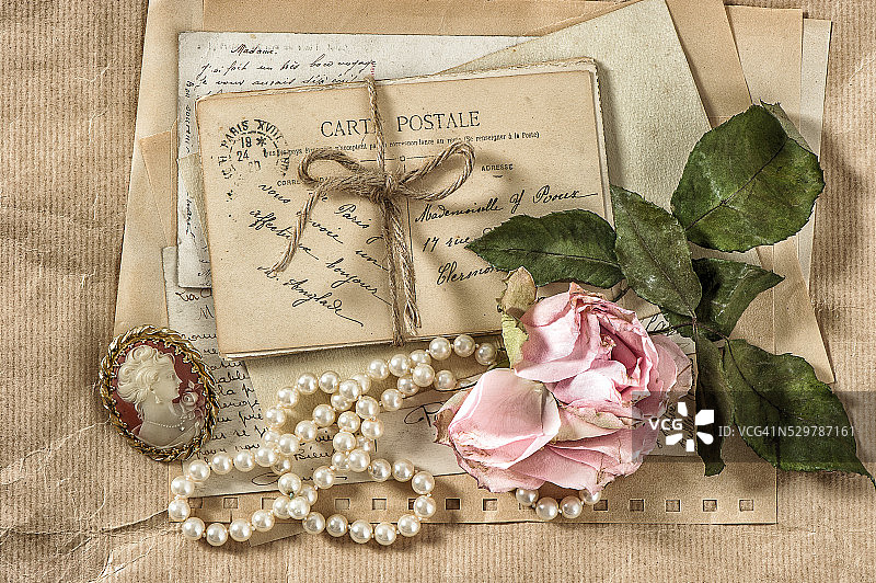 旧信件，明信片，玫瑰花和古董图片素材