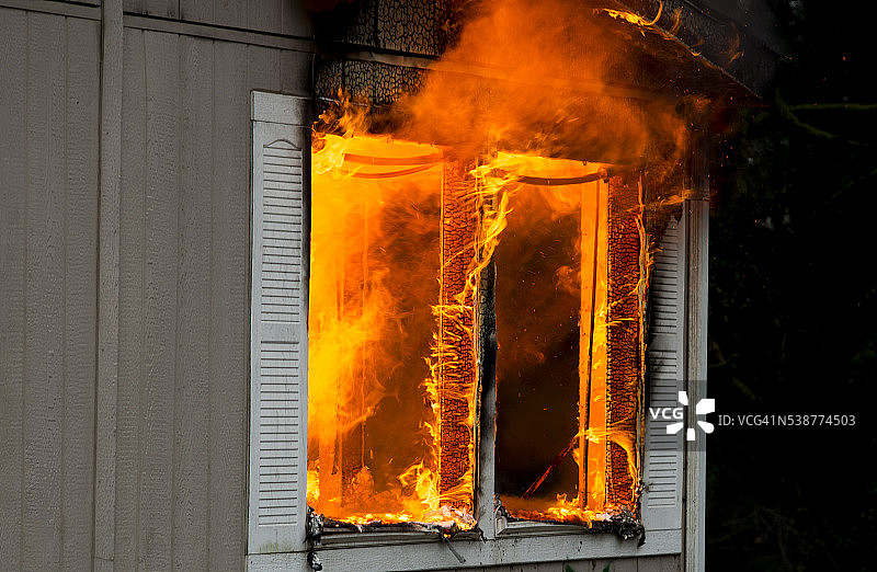 燃烧中的房屋从窗户中喷出火焰图片素材