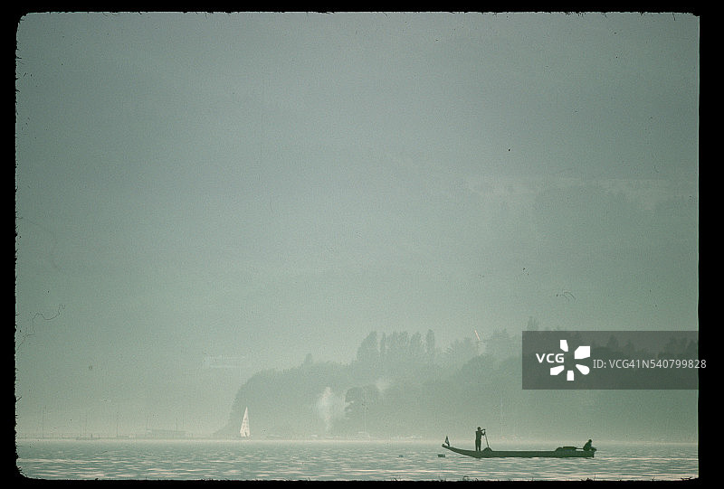 在下午的雾中隐约可见的贡多拉图片素材
