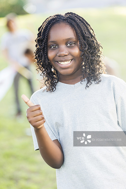 漂亮的非裔美国女孩竖起大拇指图片素材