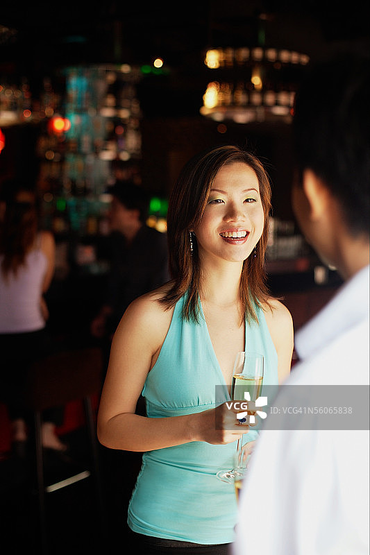 女人面对男人，拿着香槟杯图片素材