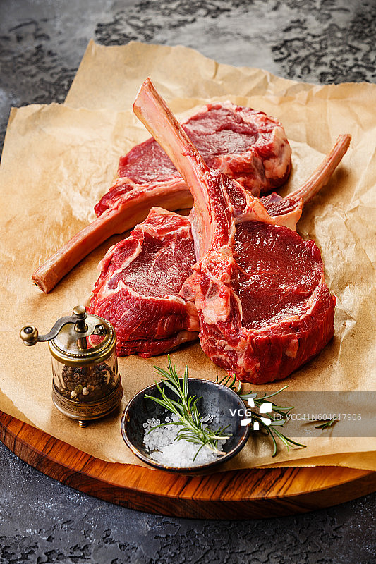 生肉，小牛排和调味料图片素材