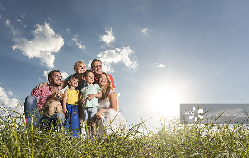 下面是爱的大家庭在草地上享受的画面。图片素材