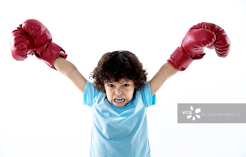 小男孩戴着红色的拳击手套图片素材