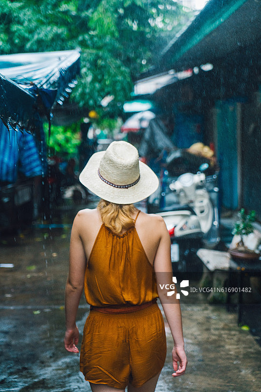 在曼谷雨中行走的女人图片素材