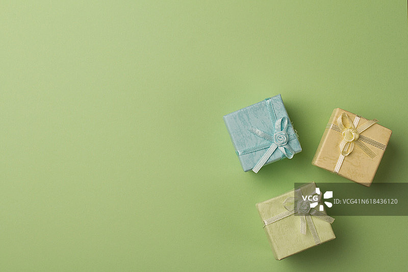 绿纸背景的小礼品盒图片素材