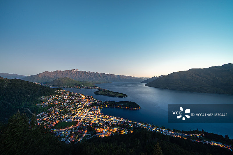 新西兰南岛皇后镇黄昏空中全景图图片素材