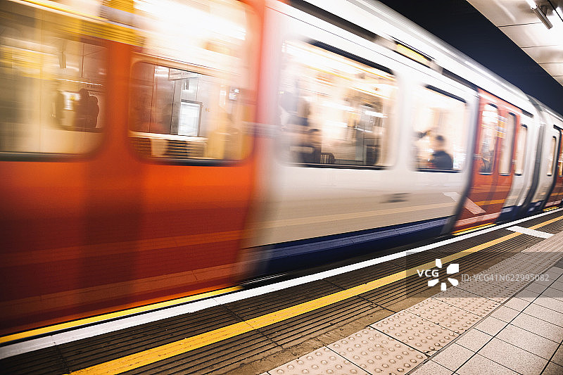 伦敦地铁站台，火车驶近图片素材