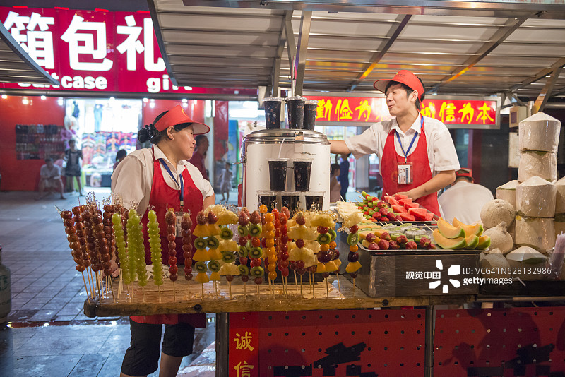 北京王府井附近的东华门夜市小吃街图片素材