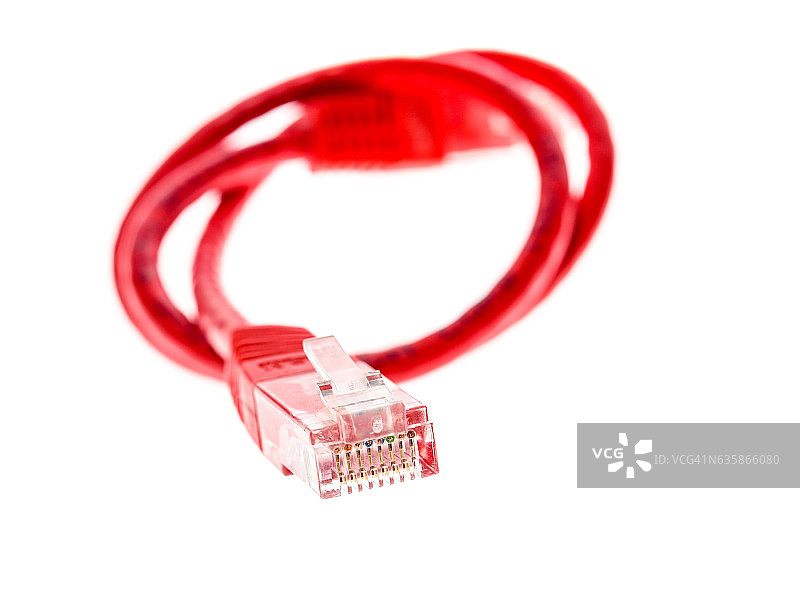 红色网线，RJ45连接器，隔离在白色网线上。图片素材