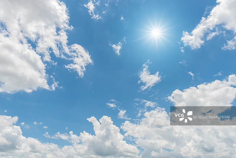 蓝天白云和阳光反射图片素材