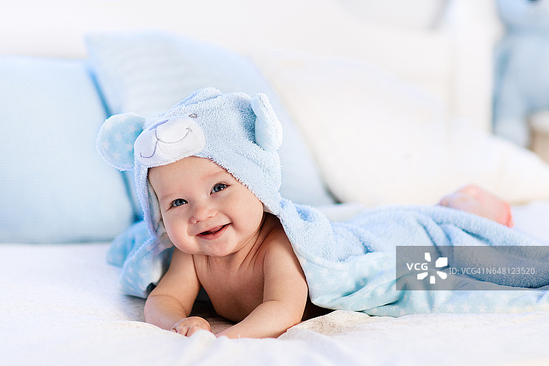 宝宝洗澡后用毛巾躺在床上图片素材