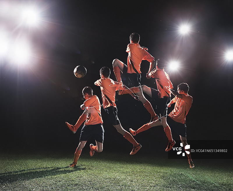 足球运动员跳跃球多次暴露图片素材