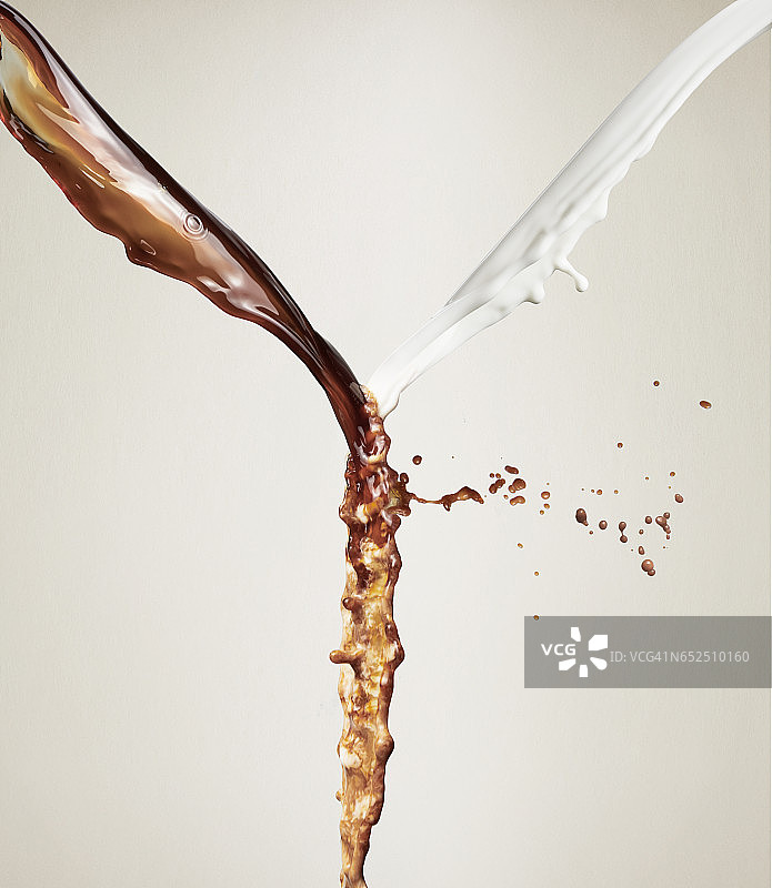 咖啡、牛奶和咖啡混合在一起。冷冻溅图片素材