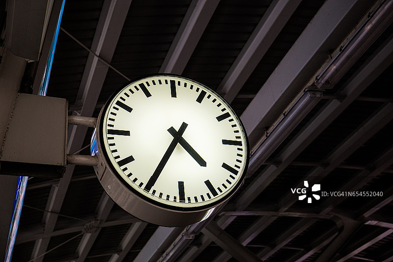 火车站的时钟，黑色和白色，灰色调图片素材