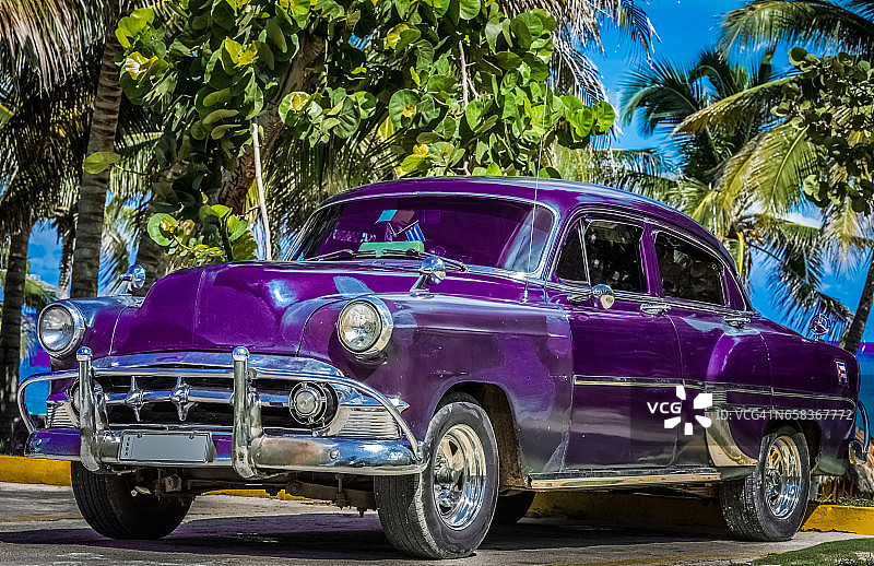 美国紫色美丽的古董车停在古巴的巴拉德罗图片素材