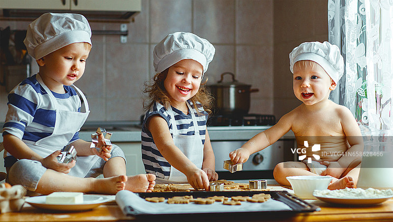 快乐的家庭，有趣的孩子在厨房烤饼干图片素材