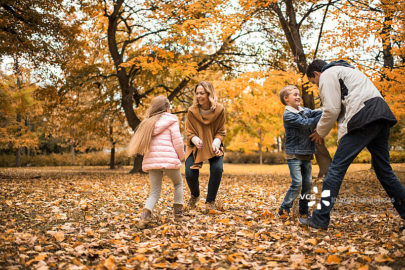 好玩的家庭在大自然中度过秋天的一天。图片素材