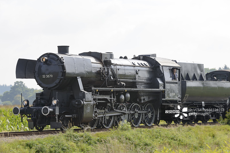 蒸汽机车与客运列车车厢图片素材