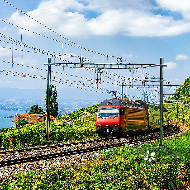 火车在拉沃葡萄园梯田的铁路上，日内瓦湖阿尔卑斯山图片素材