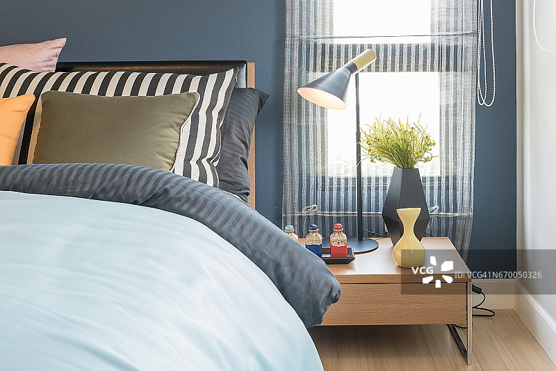蓝色卧室的床上有枕头和毯子图片素材