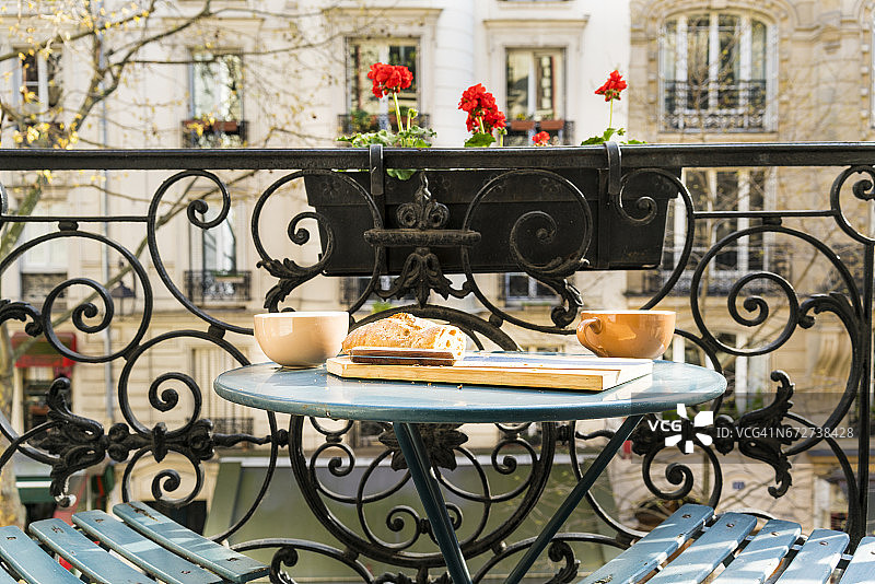 春天在巴黎的阳台上吃早餐图片素材