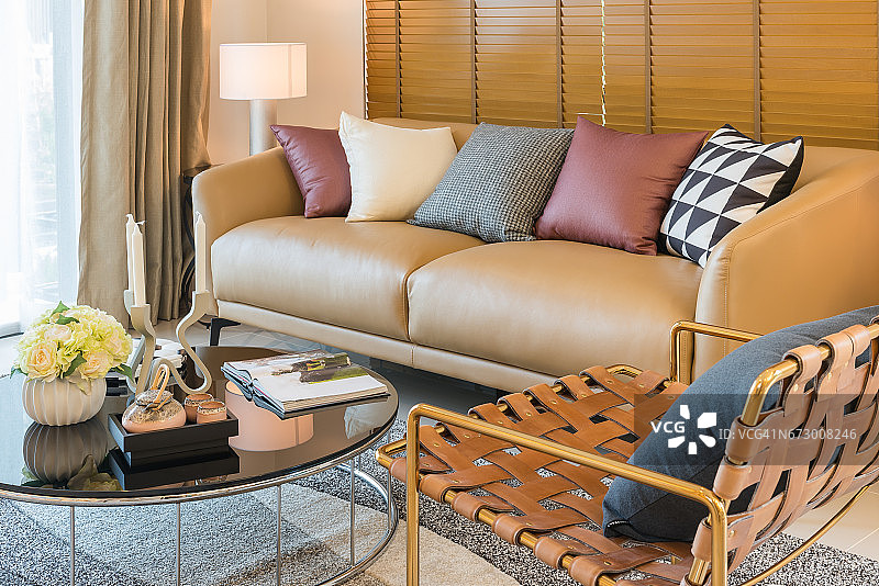 经典客厅风格的棕色沙发和彩色枕头图片素材