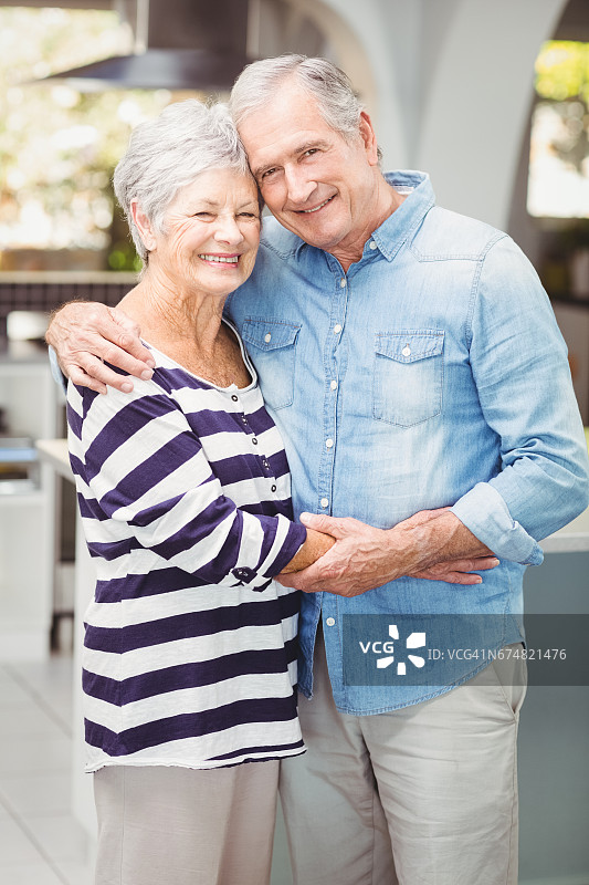幸福的老年夫妇相拥而手图片素材
