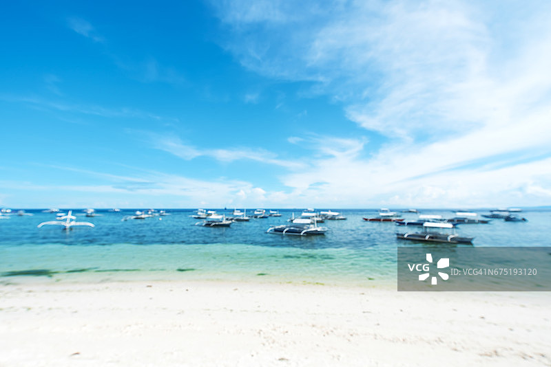 热带海滩和蓝天模糊抽象背景图片素材