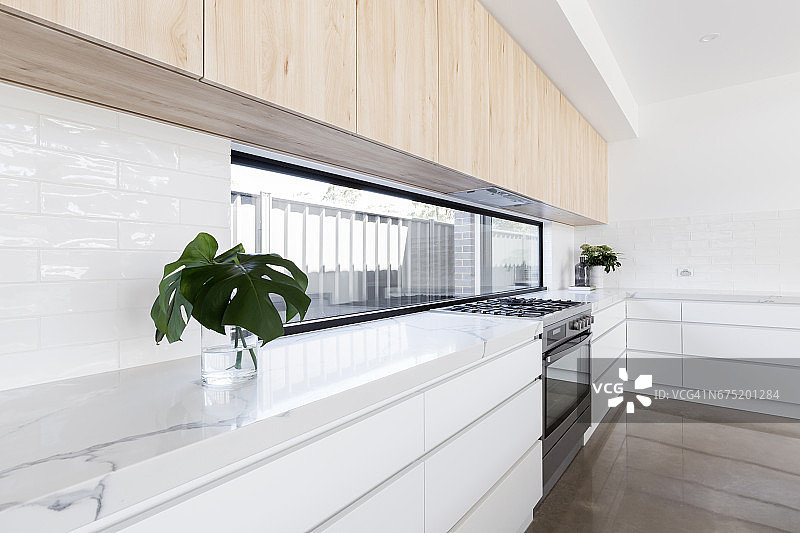 现代豪华厨房与窗户防溅挡板图片素材