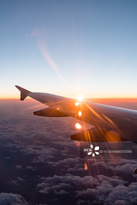 飞行在日落时分图片素材