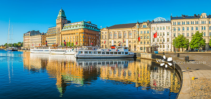斯德哥尔摩温暖的清晨阳光照亮尼布罗维肯海港海滨全景瑞典图片素材