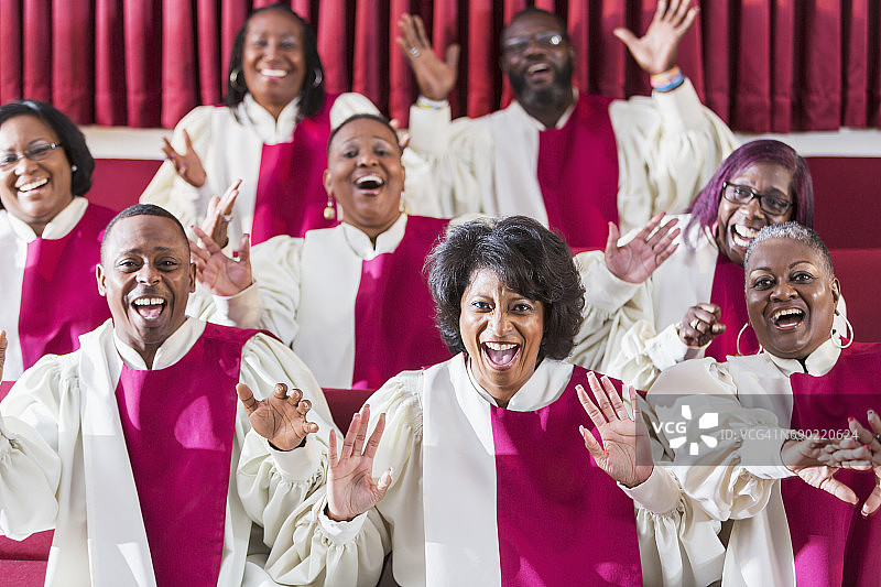 成熟的黑人男女在教堂唱诗班唱歌图片素材