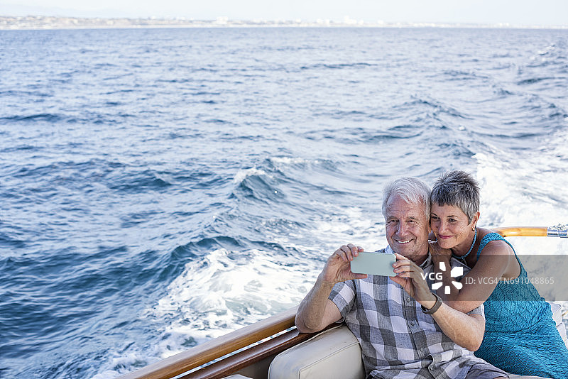 微笑的夫妇在船上自拍图片素材