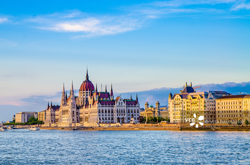 多瑙河对岸的布达佩斯议会大厦正面图片素材