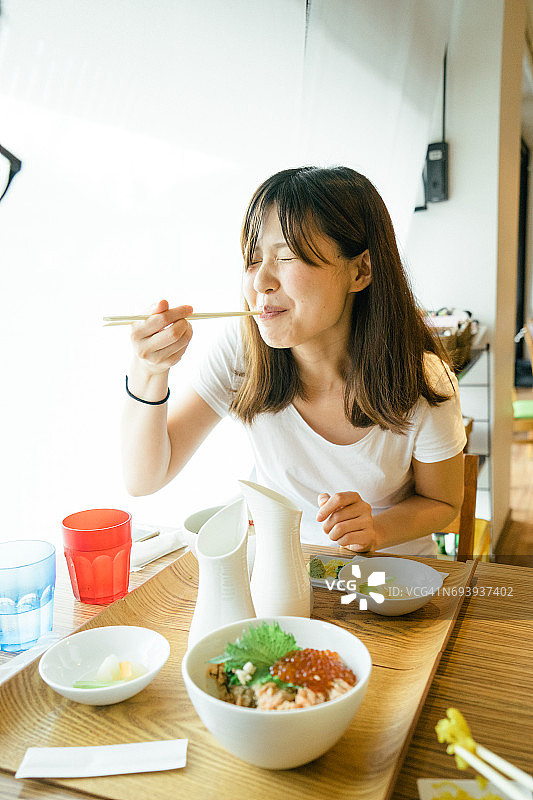 年轻的日本女人正在吃午饭图片素材