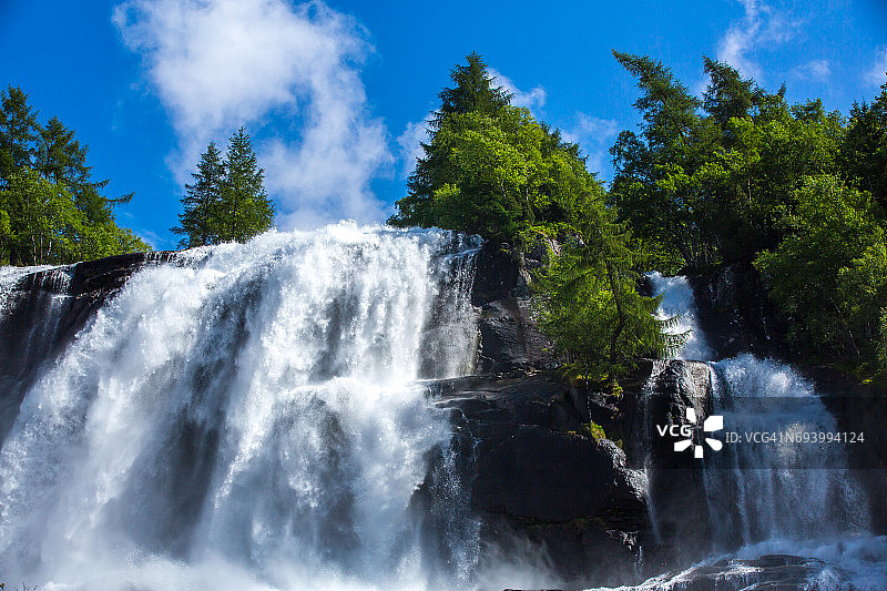 Furebergsfossen -挪威Fureberg美丽的瀑布图片素材
