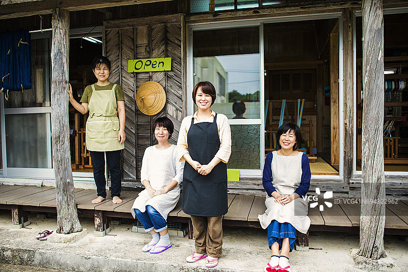 冲绳县女性织品公司团队的肖像图片素材